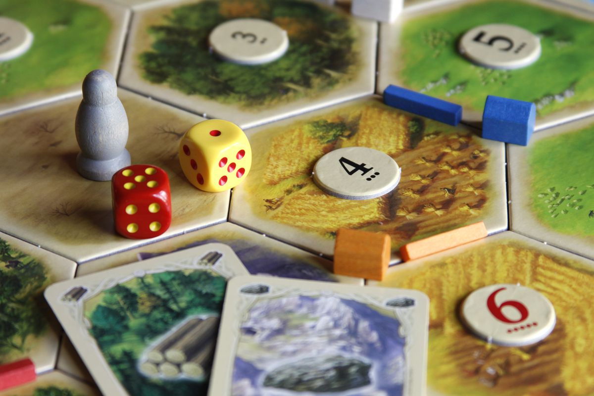 Một bộ Board game Catan bao gồm những gì?